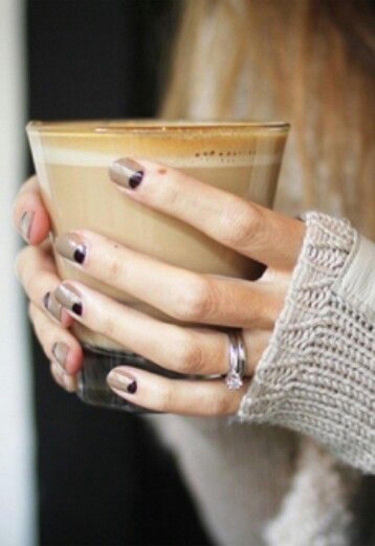 Красивый маникюр с чашкой кофе