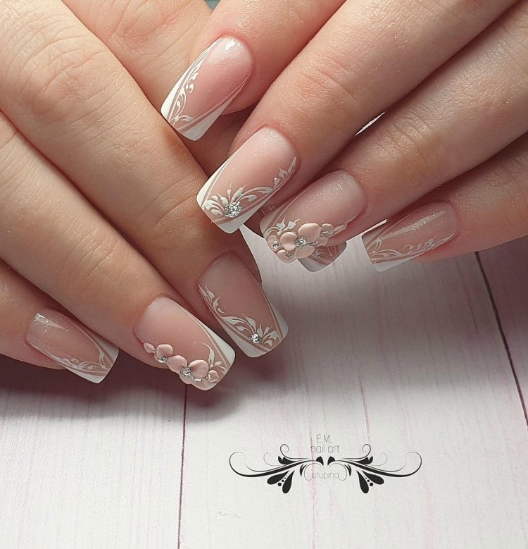 Французский маникюр с рисунком