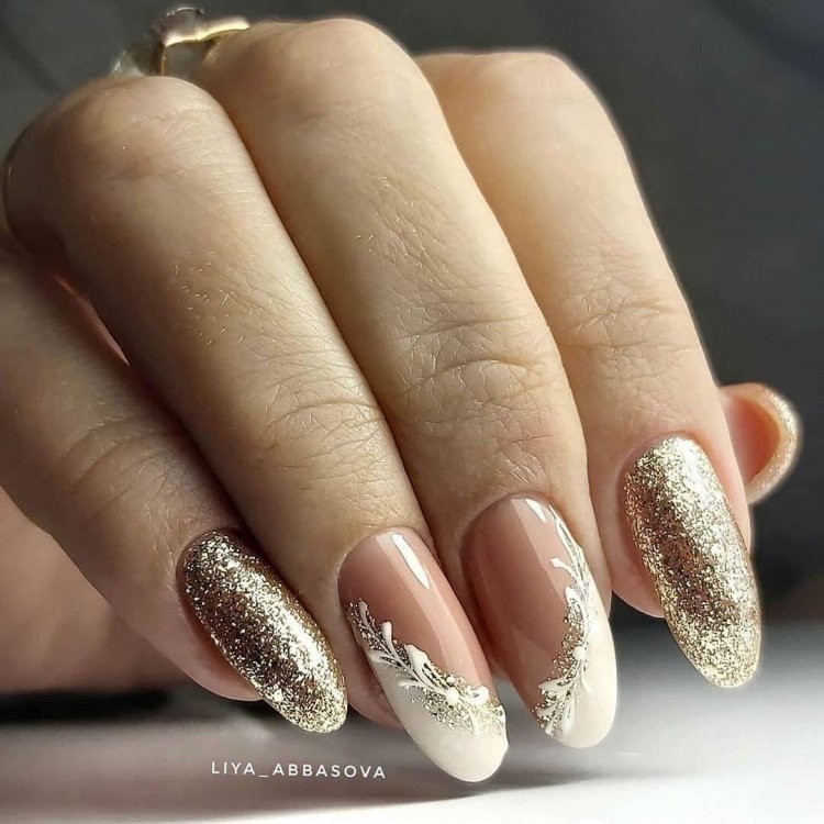 Маникюр на миндальные ногти с блестками