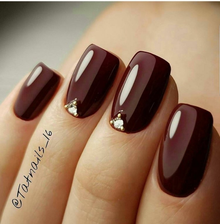 Вишневый маникюр с полосками