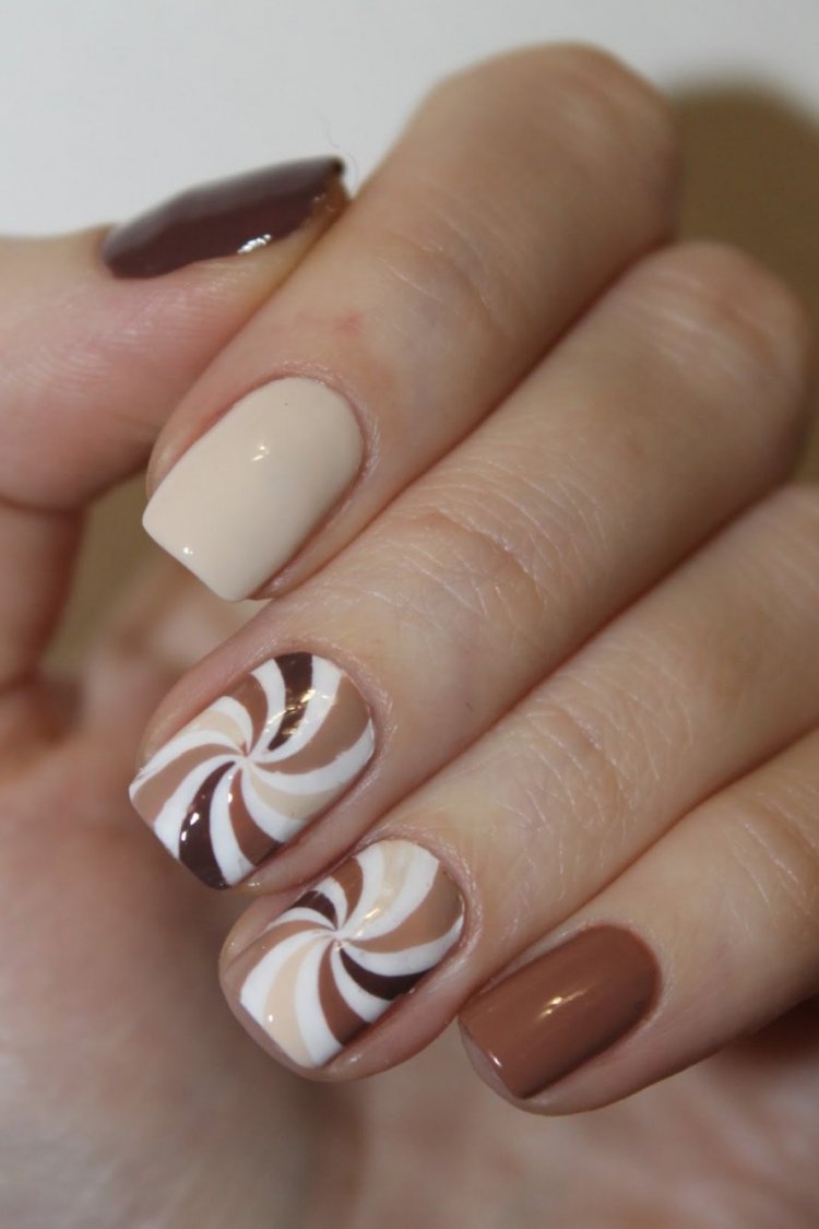 Маникюр коричневый с бежевым