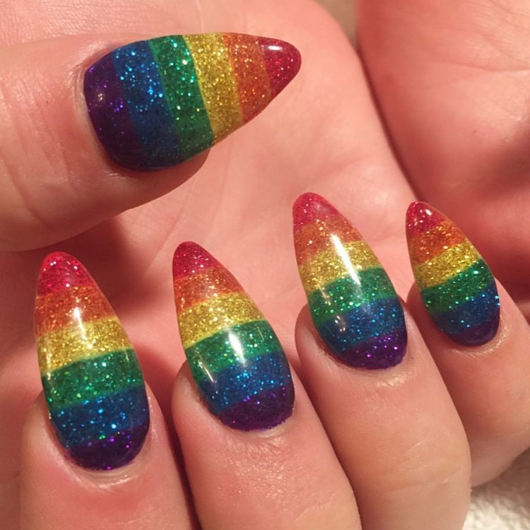 Черно Радужный маникюр