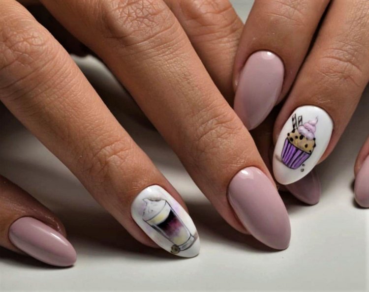 Маникюр с чашкой кофе