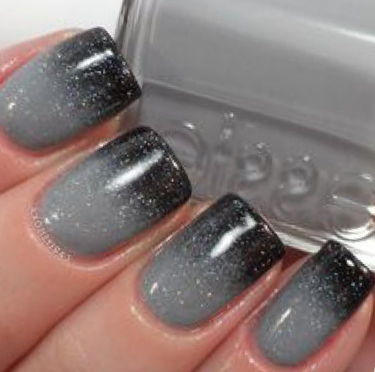 Маникюр серый с блестками