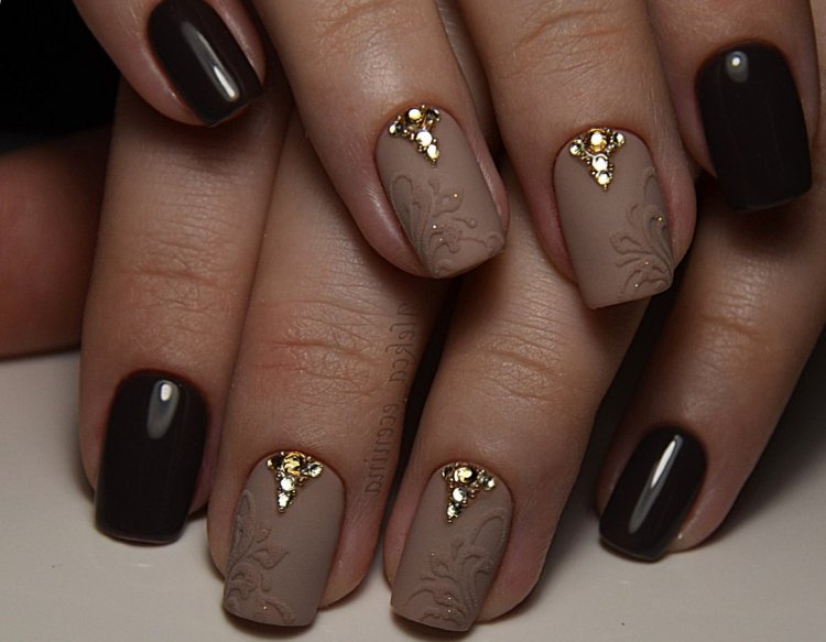 Коричневый маникюр