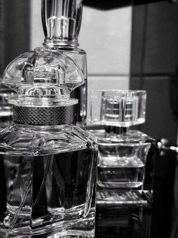 Як відрізнити підробку парфюму від оригіналу: 5 способів