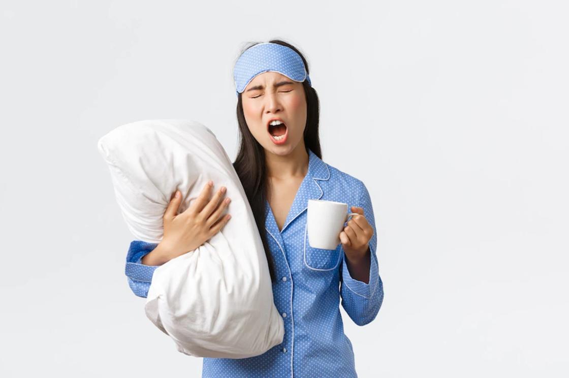 Дівчина з подушкою і чашкою в руці Девушка с подушкой и чашкой в руке