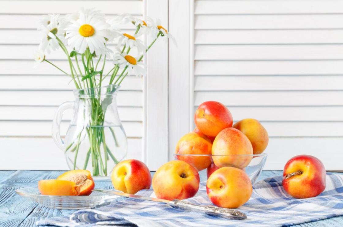 Стіл зі скатертиною та вазою з фруктами Стол со скатертью и вазой с фруктами