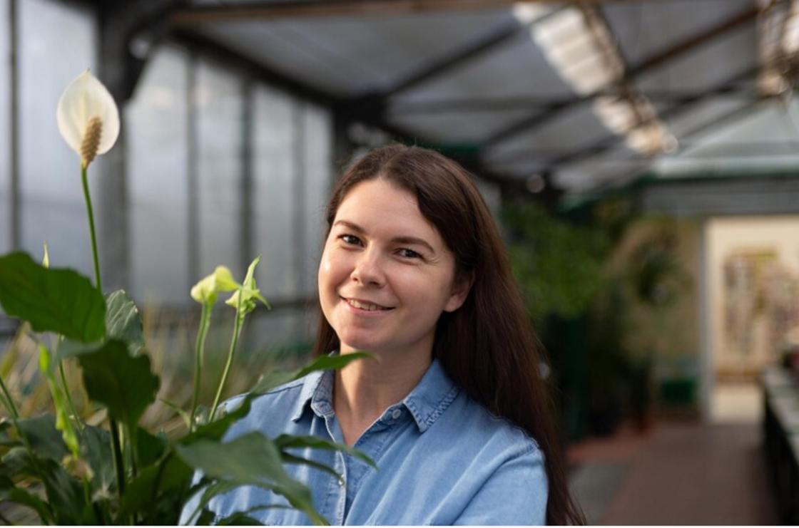 Дівчина несе спатіфілум Девушка несет спатифиллум