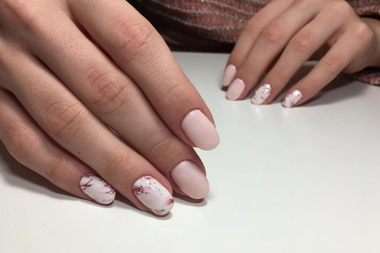 Літній манікюр на короткі нігті 2023 (50 фото) - модні та красиві ідеї дизайну коротких нігтів