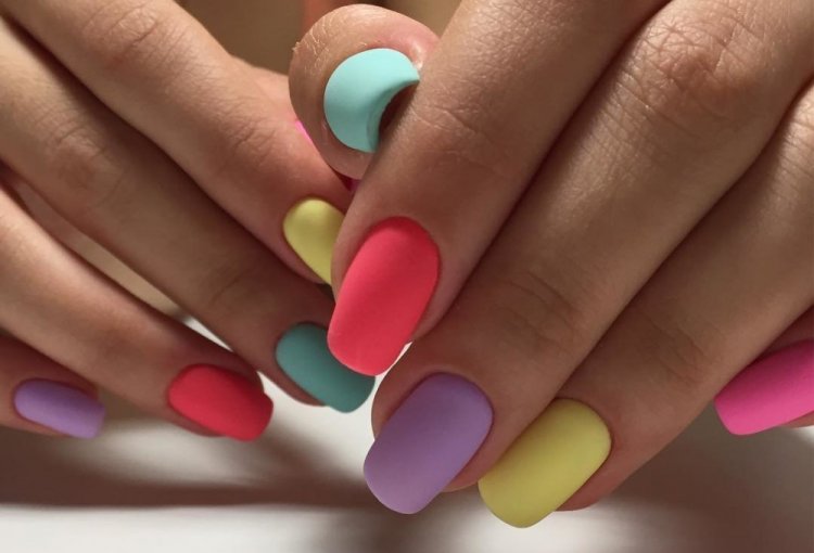 Літній манікюр на короткі нігті 2023 (50 фото) - модні та красиві ідеї дизайну коротких нігтів