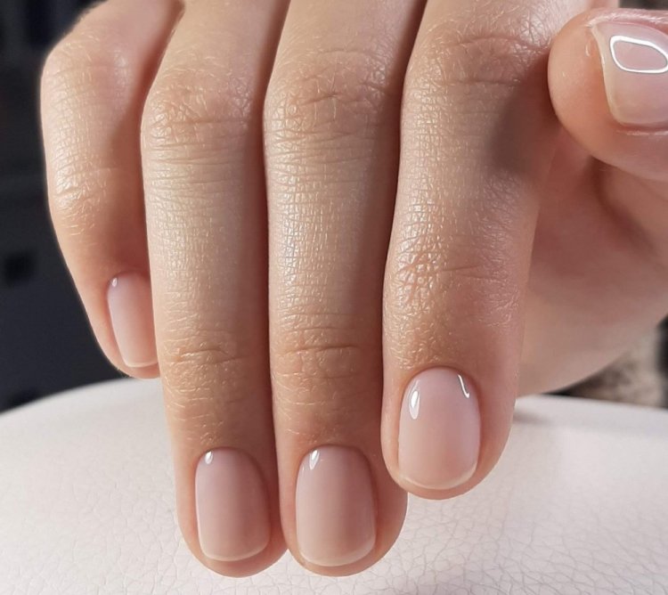 Літній манікюр на короткі нігті 2023 (50 фото) - модні та красиві ідеї дизайну коротких нігтів