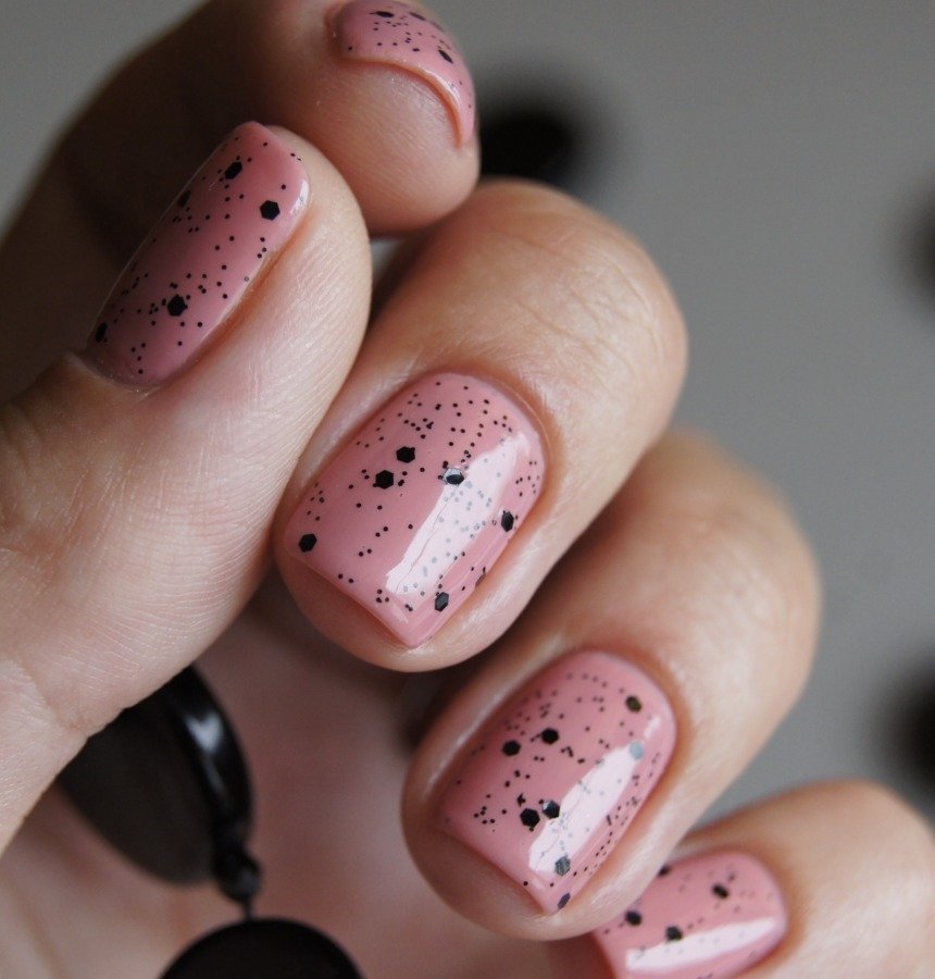 Модний манікюр на червень 2023: тренди, новинки, фото