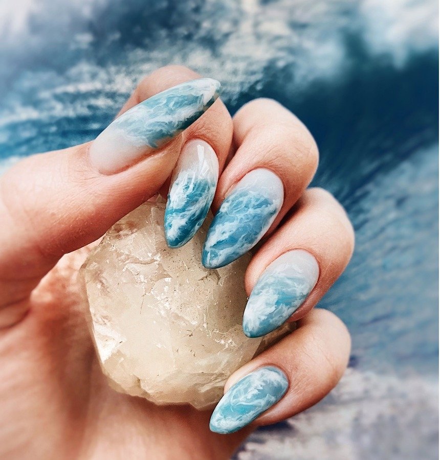 Модний манікюр на червень 2023: тренди, новинки, фото