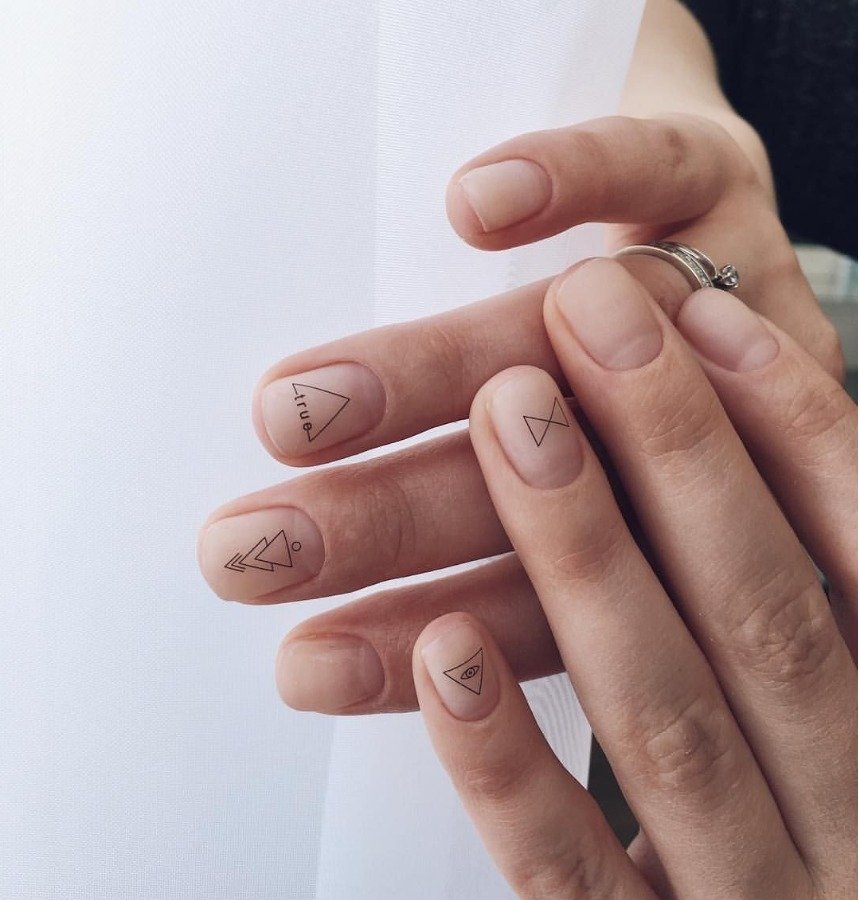 Модний манікюр на червень 2023: тренди, новинки, фото