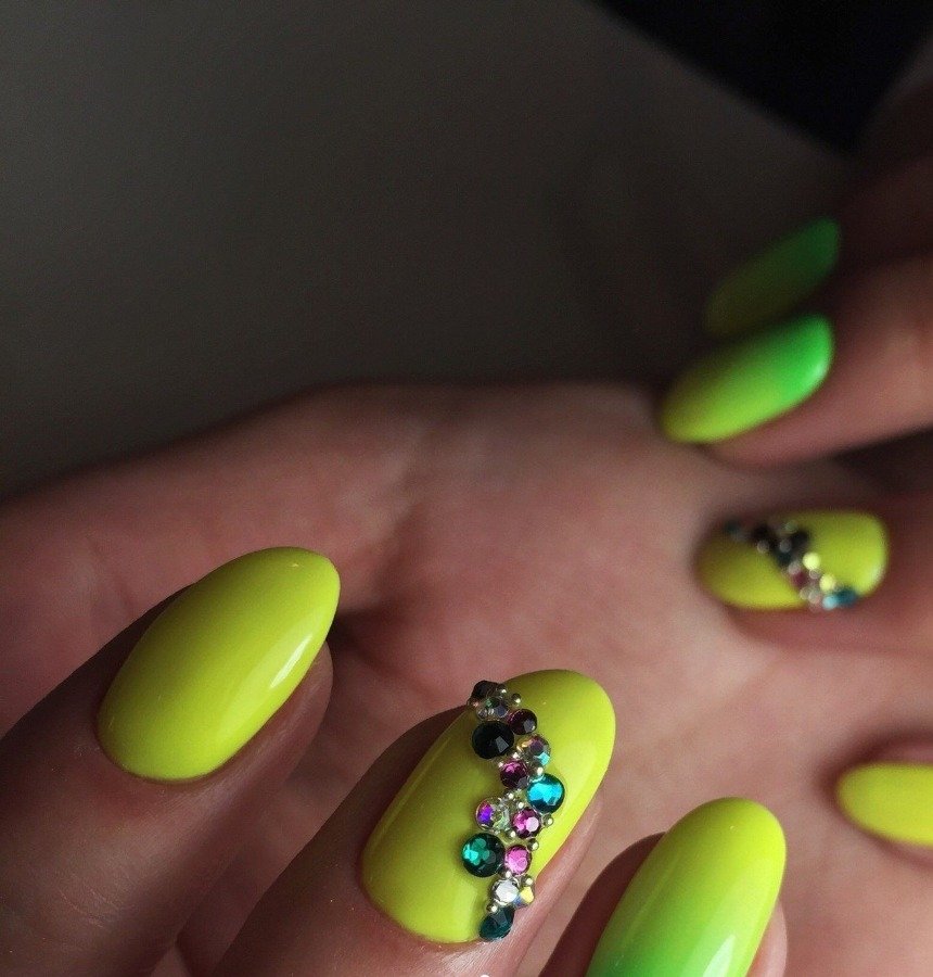 Модний манікюр на червень 2023: тренди, новинки, фото