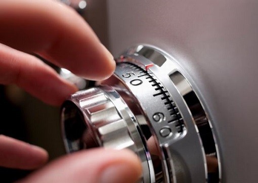 Він зберігає фотографії колишньої. Як бути?