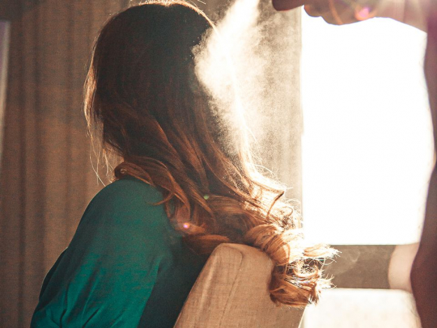 Перукар розповів що більшість людей користуються сухим шампунем неправильно і про його шкоду для волосся