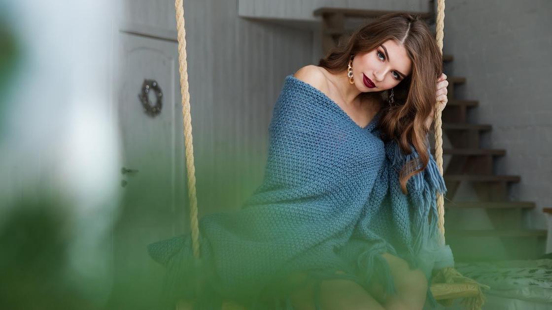 Дівчина на гойдалці Девушка на качелях