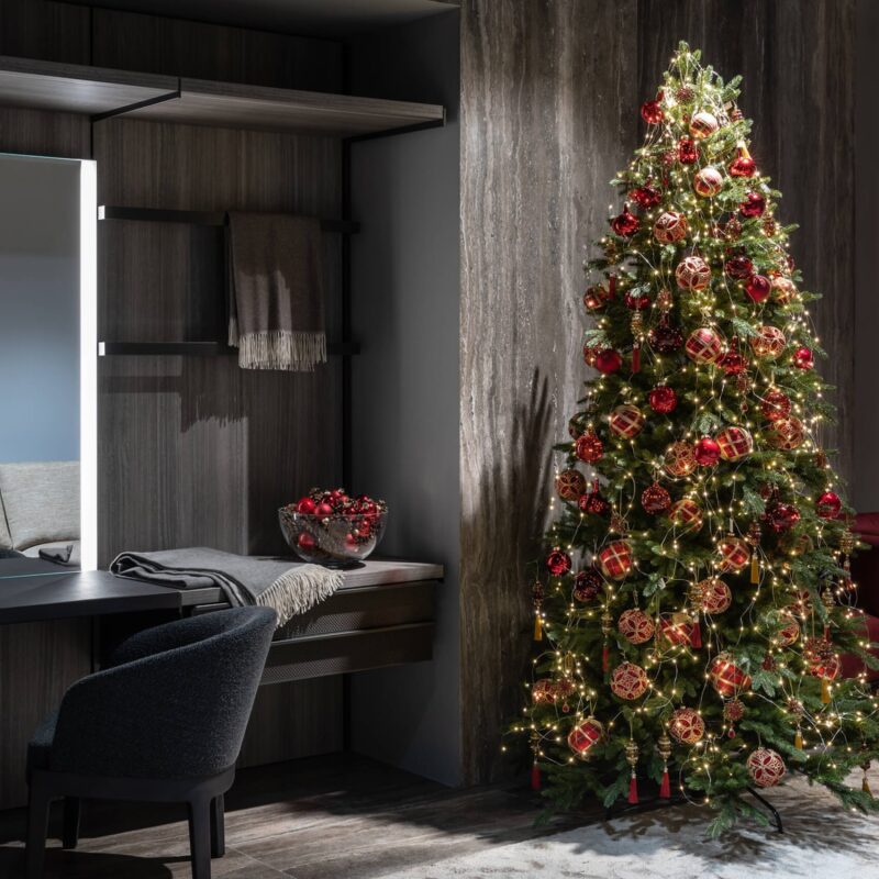Плюсы искусственной ели в Новый год