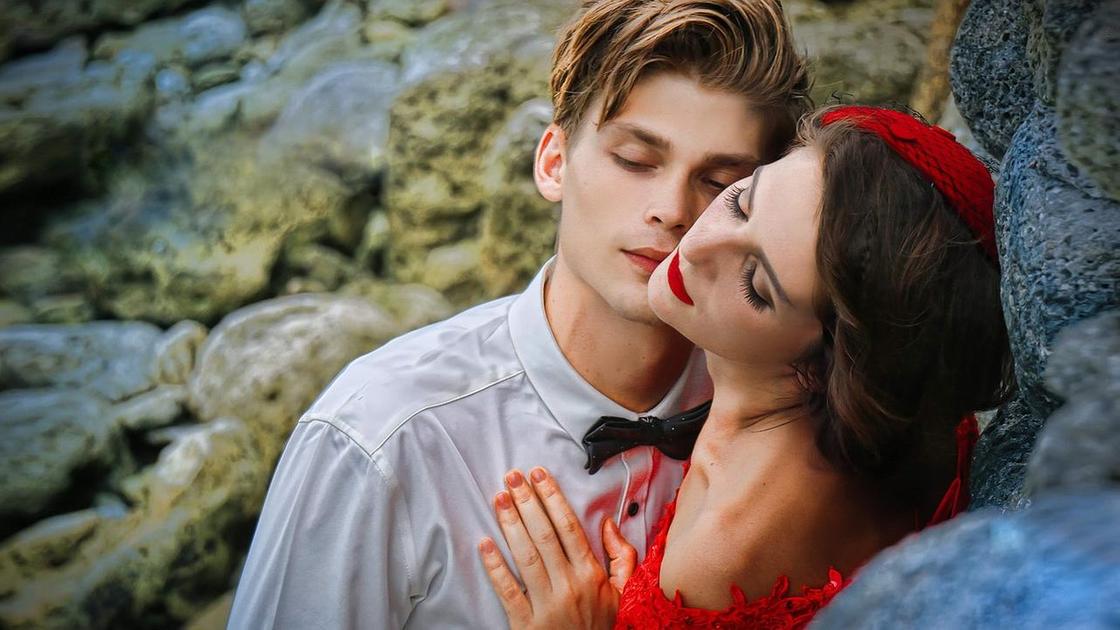 Пара обіймається Пара обнимается