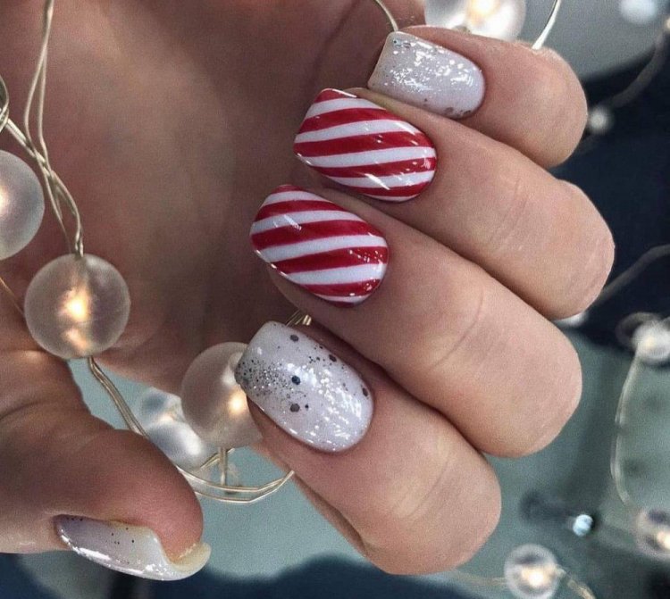 Новорічний манікюр на короткі нігті 2023 (50 фото) - красиві ідеї дизайну нігтів