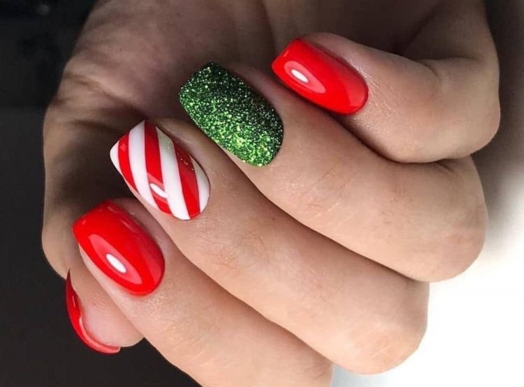 Новорічний манікюр на короткі нігті 2023 (50 фото) - красиві ідеї дизайну нігтів