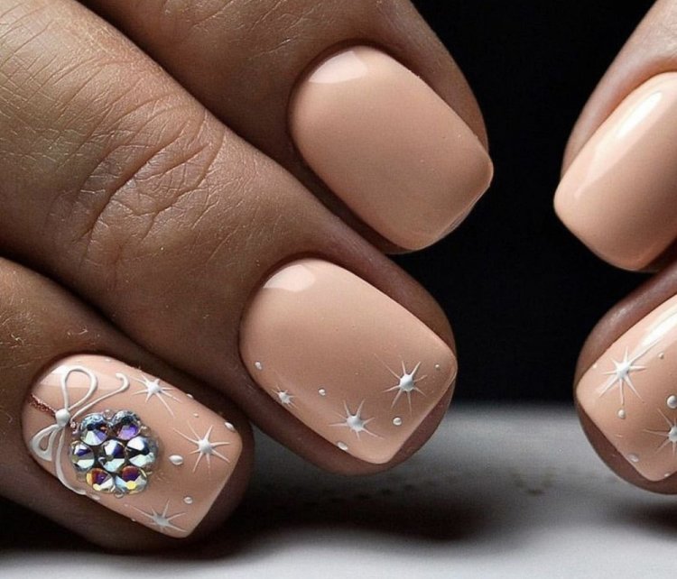Новорічний манікюр на короткі нігті 2023 (50 фото) - красиві ідеї дизайну нігтів