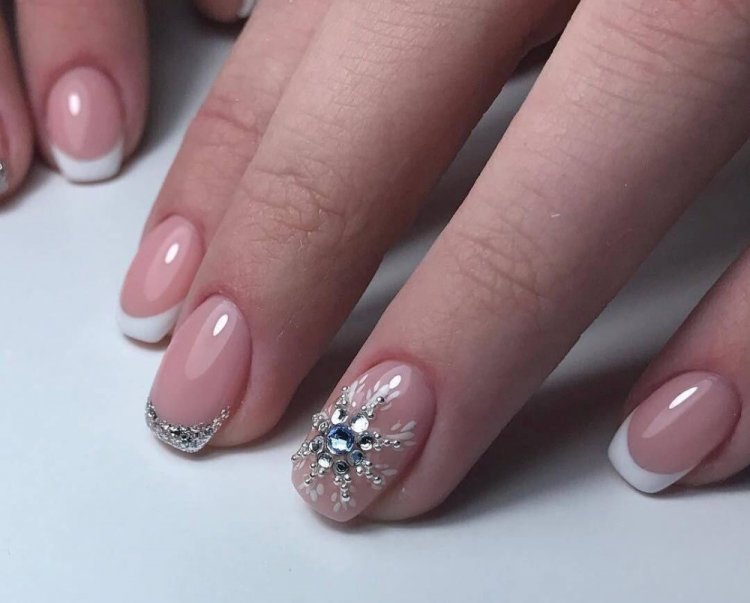 Новорічний манікюр на короткі нігті 2023 (50 фото) - красиві ідеї дизайну нігтів