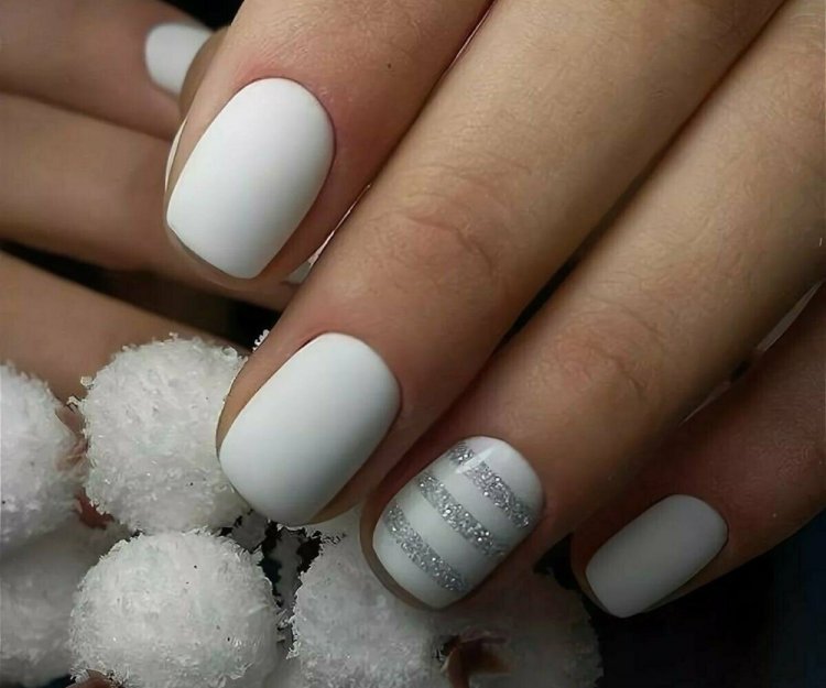 Новорічний манікюр на короткі нігті 2023 (50 фото) - красиві ідеї дизайну нігтів