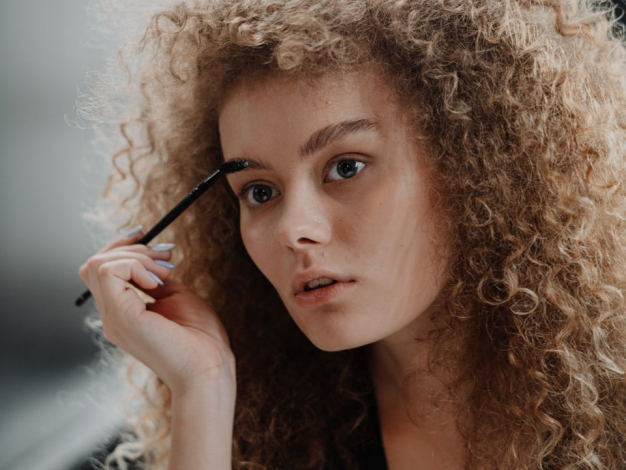 Розбираємося, як знову відростити густі брови після експериментів у молодості