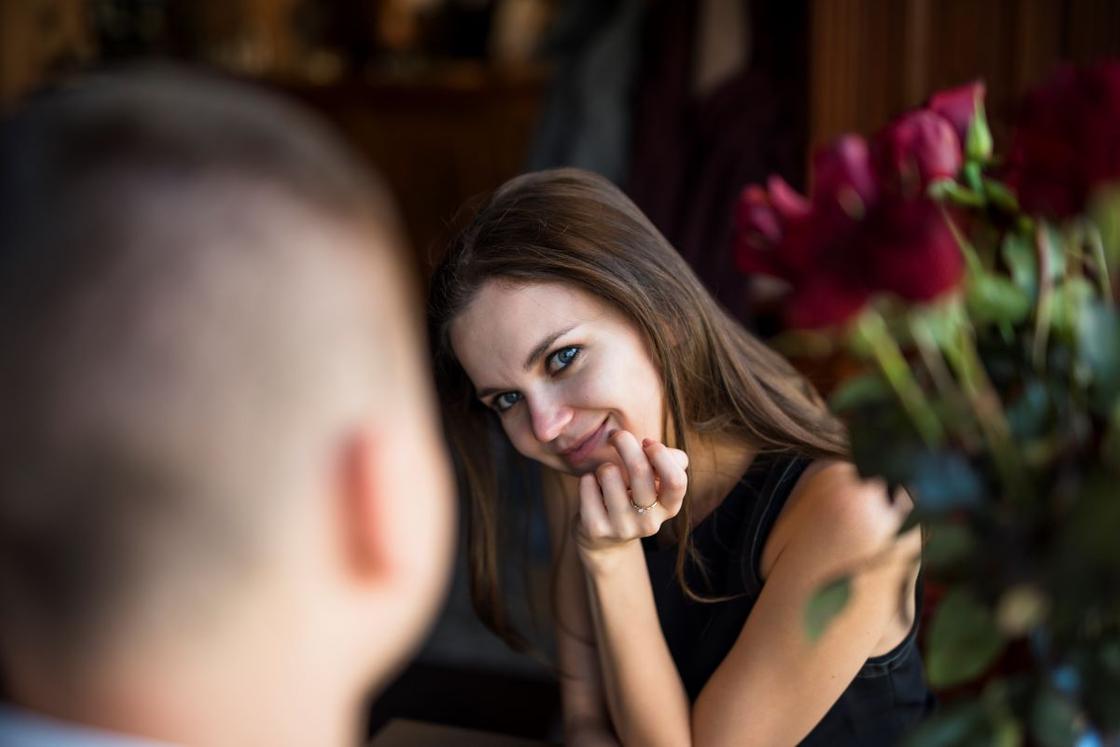 Дівчина посміхається хлопець Девушка улыбается парню