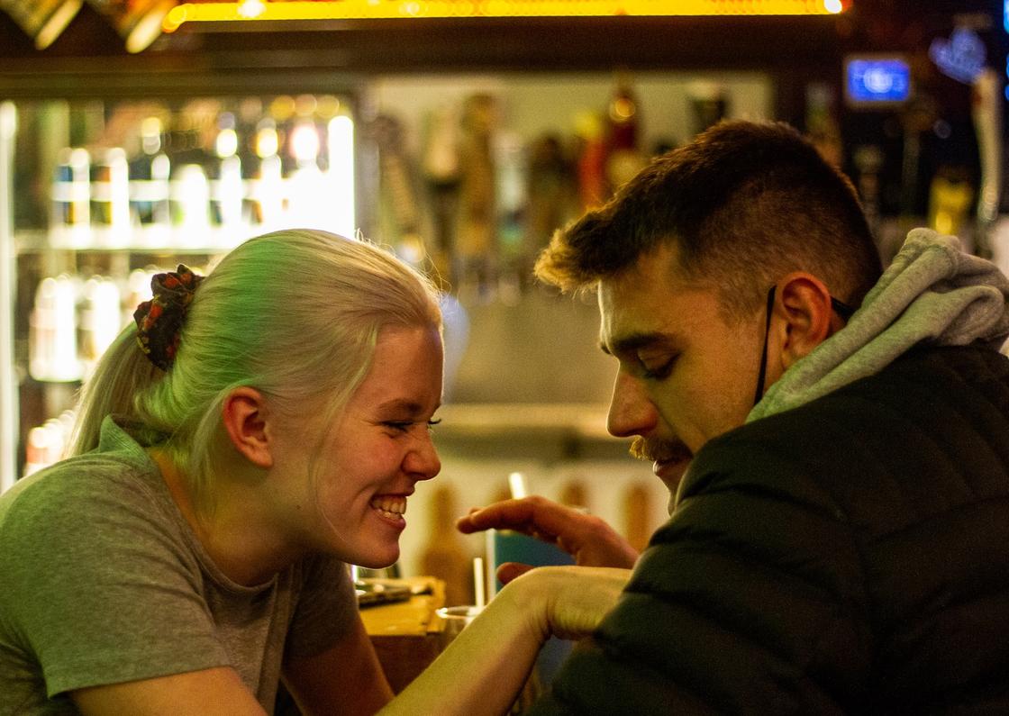 Хлопець та дівчина розмовляють та веселяться Парень и девушка разговаривают и веселятся