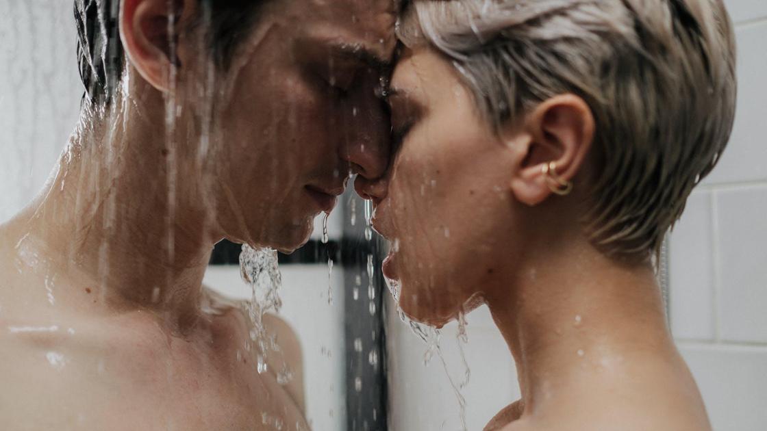 Хлопець та дівчина під душем Парень и девушка под душем