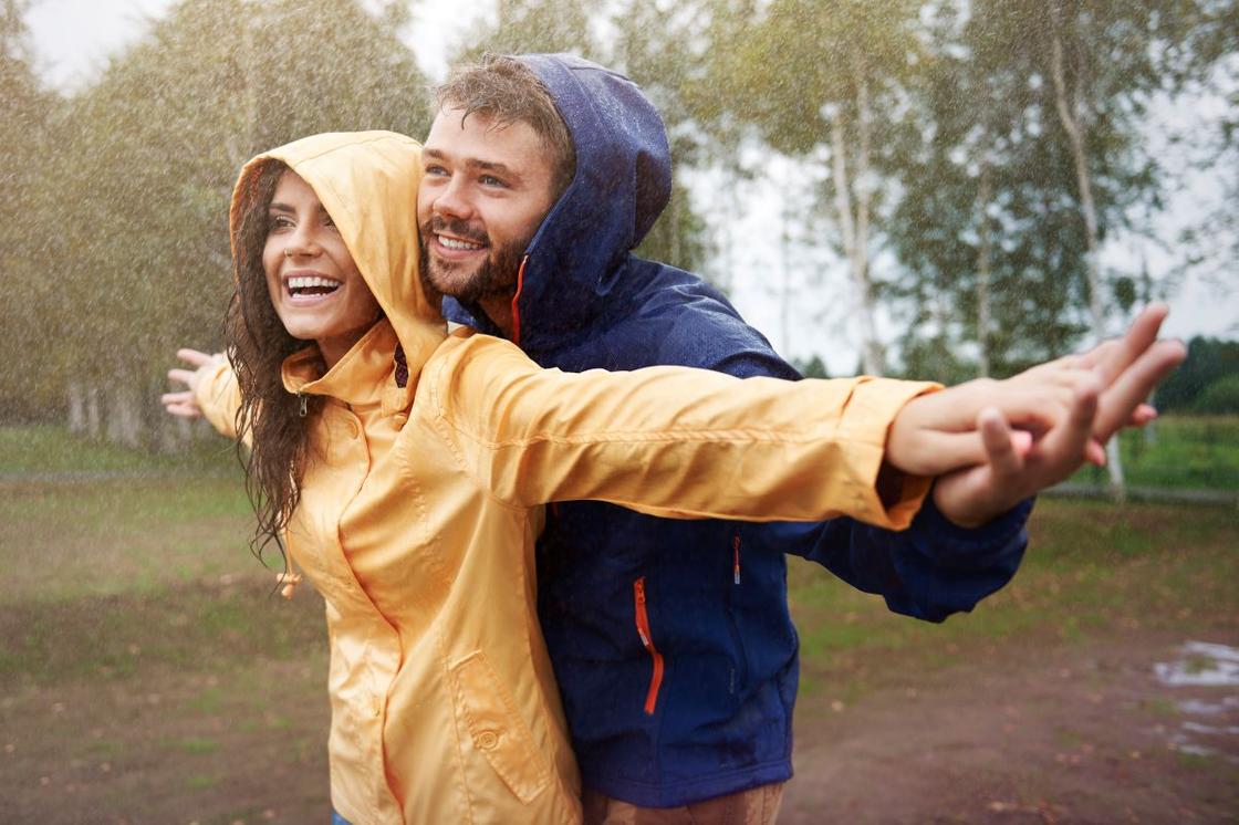 Хлопець з дівчиною під дощем Парень с девушкой под дождем