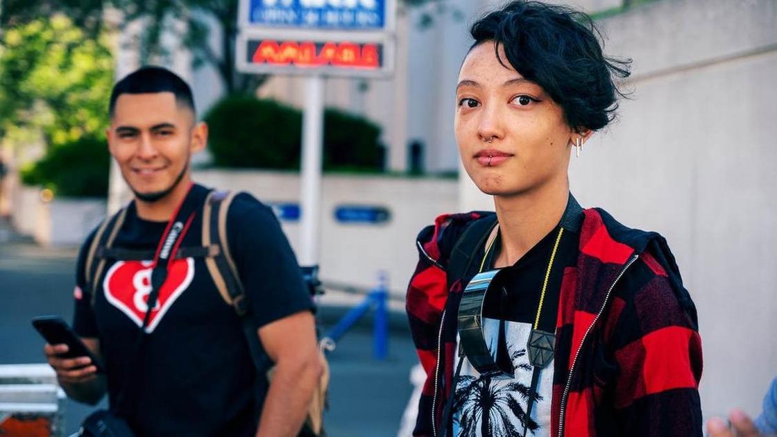 Дівчина в плед сорочку з пірсинг в носі і хлопець з телефоном Девушка в клетчатой рубашке с пирсингом в носу и парень с телефоном