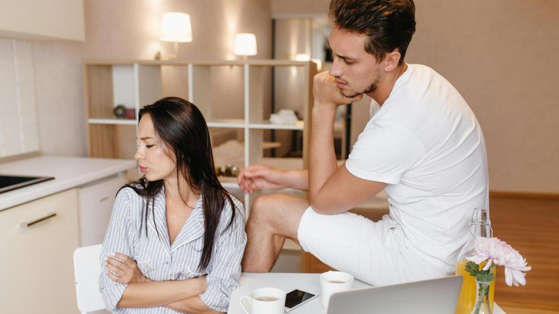 Дівчина відвернулася, хлопець зазирає їй в обличчя Девушка отвернулась, парень заглядывает ей в лицо