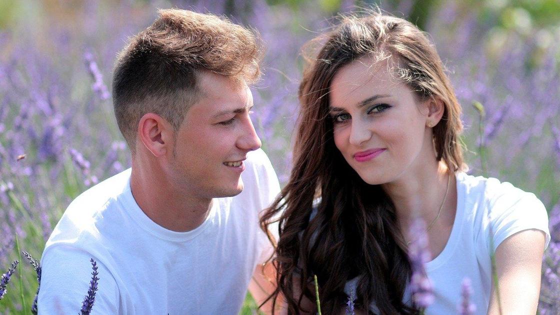 Хлопець дивиться на дівчину із захопленням Парень смотрит на девушку с восхищением