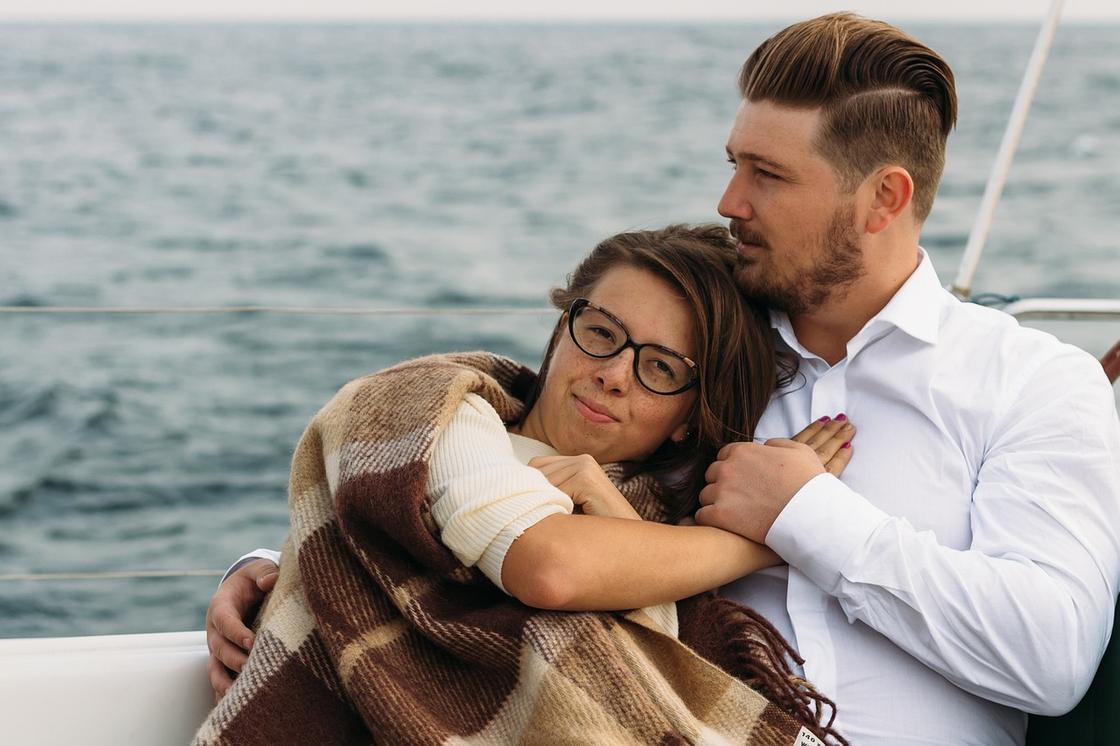 Дівчина з хлопцем на прогулянку по воді Девушка с парнем на водной прогулке