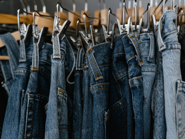 Лайфхаки, які допоможуть купити ідеальні джинси без примірки