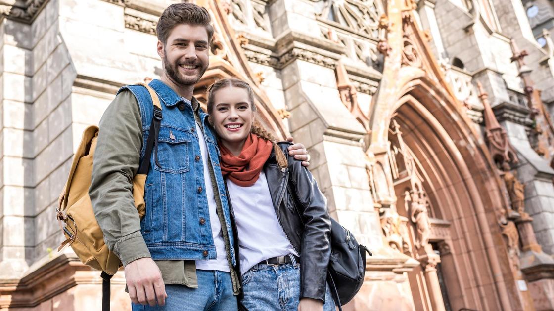 Хлопець обіймає дівчину за плечі Парень обнимает девушку за плечи