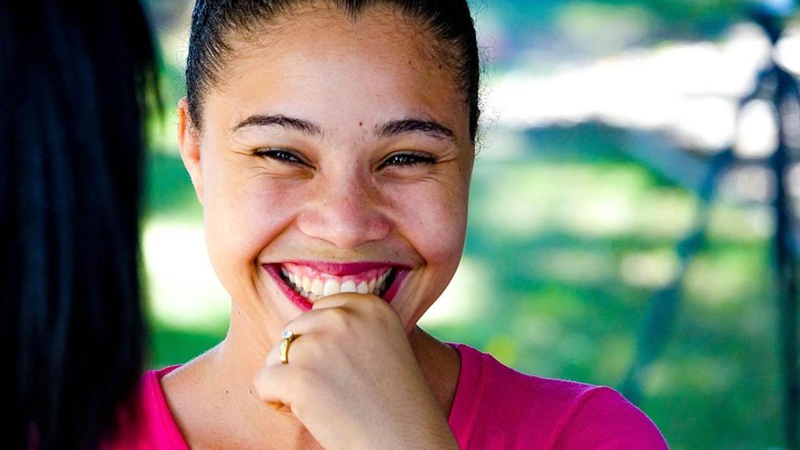 дівчина сміється девушка смеется