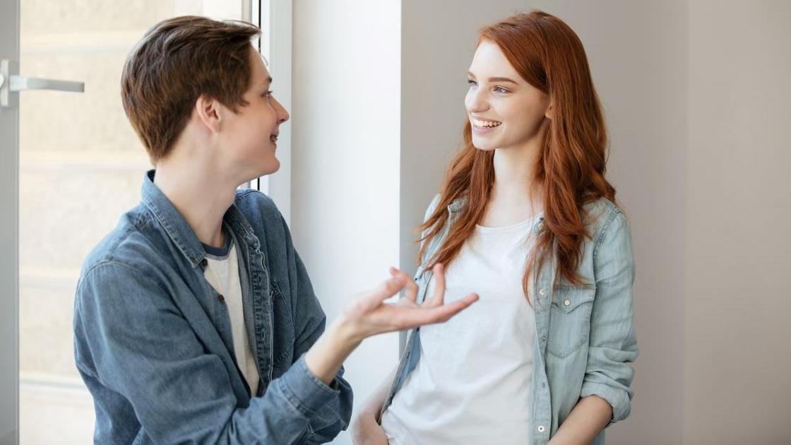 Хлопець розмовляє з дівчиною Питання для Дівчини