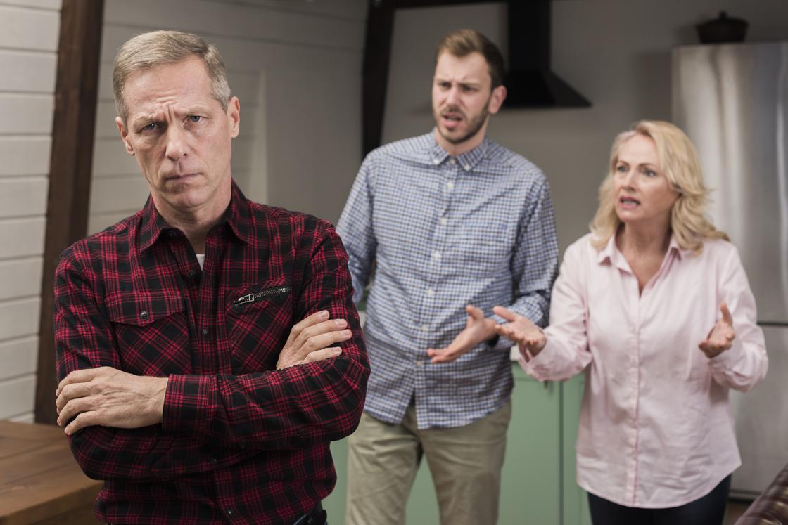 Члени сім'ї сваряться Члены семьи ссорятся