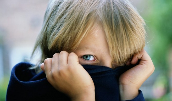 Чому дитина соромиться і що з цим робити?