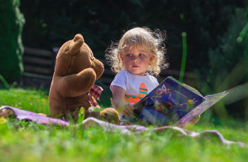 Чому дитина соромиться і що з цим робити?