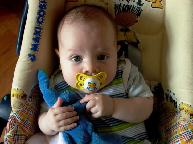 Режим дня дитини в 6 місяців на грудному і штучному вигодовуванні по годинах з прикормом, розвиток