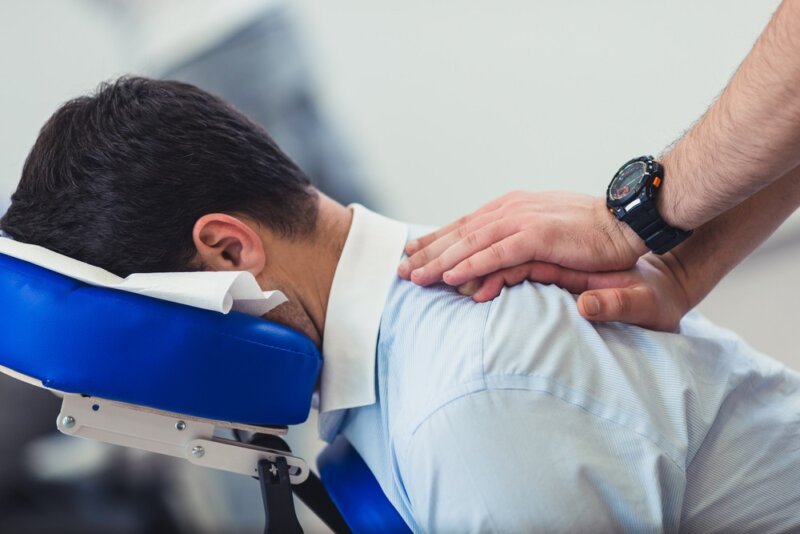 Массаж спины для офисных работников