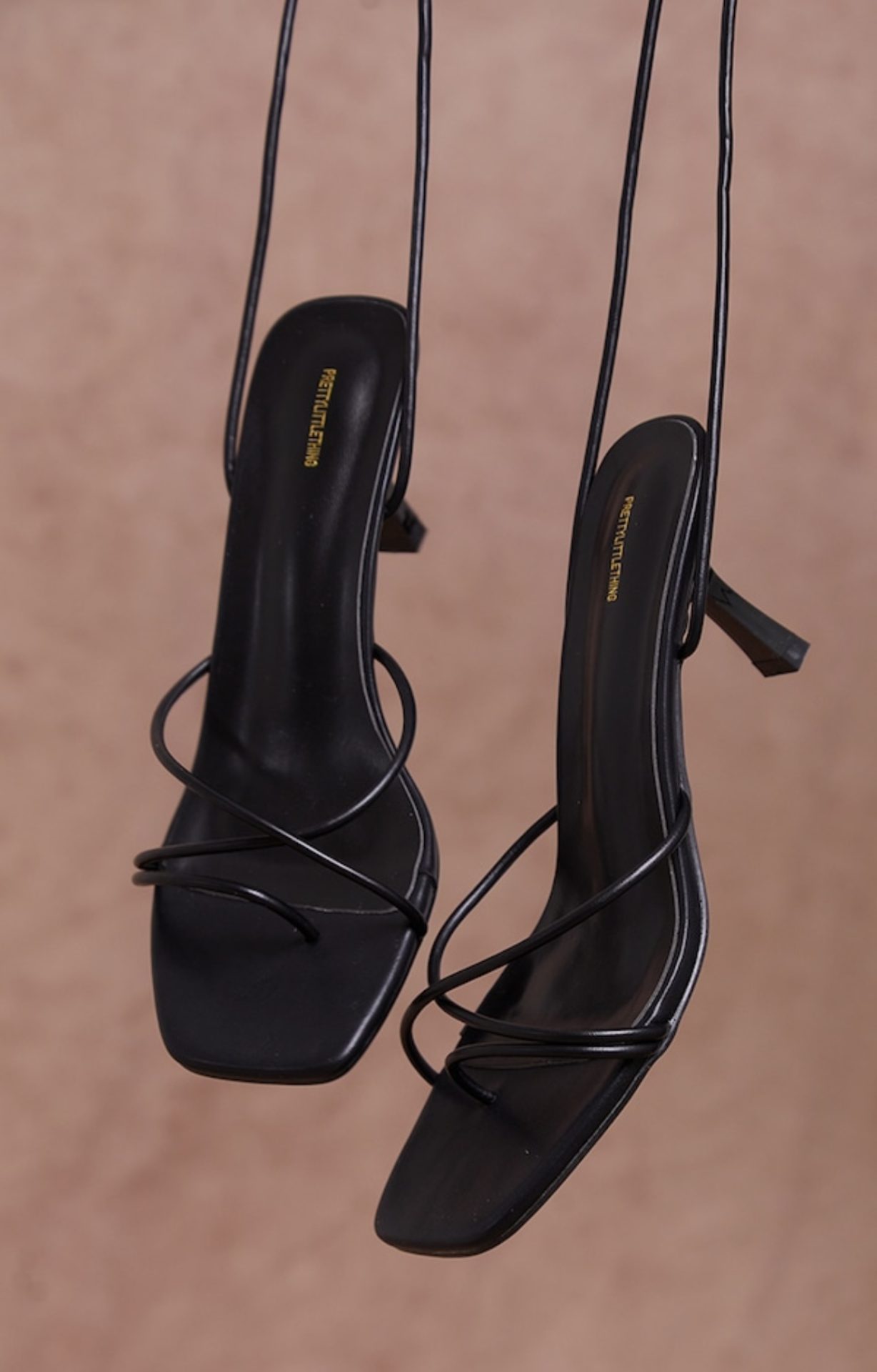 Как выбрать и носить босоножки Pretty Little Thing