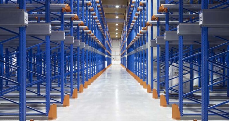 Металлические стеллажи на современном складе